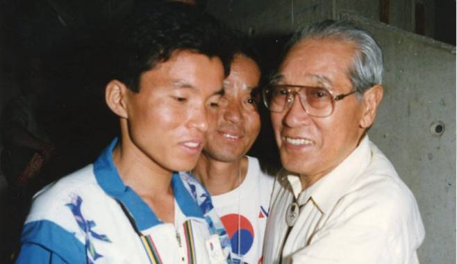 손기정(오른쪽)이 1992 바르셀로나올림픽 마라톤에서 금메달을 딴 황영조를 격려하는 모습. /사진= 손기정 기념재단