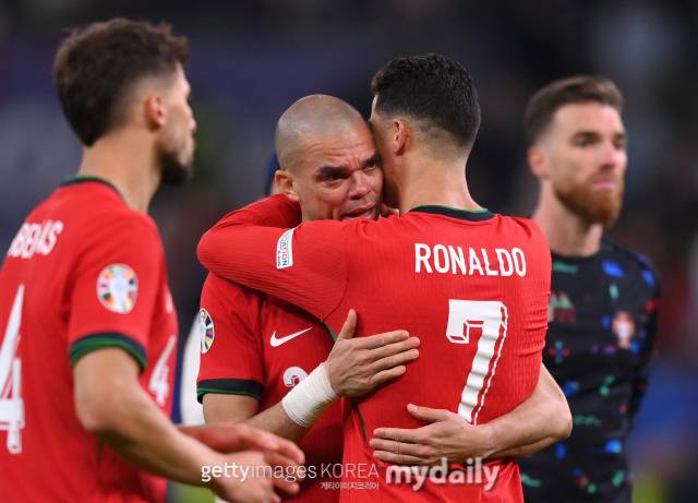 포르투갈축구협회는 8일(현지시간) '페페가 41살의 나이로 현역 생활을 마치기로 결정했다. 유로 2024에서 포르투갈 대표팀에서 마지막 경기를 치렀다"고 발표했다. 페페는 포르투갈 대표팀 소속으로 A매치 141경기에 출전해 호날두와 무티뉴에 이어 포르투갈 역대 A매치 출전 기록 3위에 올라있다. 페페는 유로 2024 8강 프랑스전이 자신의 현역 마지막 경기가 됐다. 페페는 "나를 믿어준 모든 분들께 감사드린다. 모두에게 감사를 전한다"는 소감을 전했다./게티이미지코리아