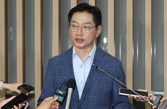 지난 5월 유럽에서 체류 중이던 김경수 전 경남지사가 고(故) 노무현 전 대통령 서거 15주기 추도식 참석을 위해 귀국해 취재진 질문에 답변하고 있는 모습 [연합]