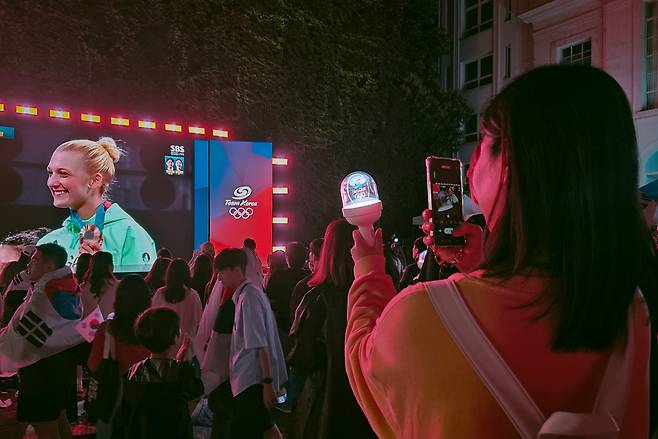 128년의 역사상 처음으로 올림픽에 K-팝 응원봉이 입성했다. 세계적인 그룹 방탄소년단(BTS), 세븐틴, 뉴진스가 소속, 응원봉 제작에 일가견이 있는 엔터테인먼트사 하이브가 2024 파리올림픽의 ‘팀코리아 응원봉’ 제작을 맡았다. [하이브 제공]