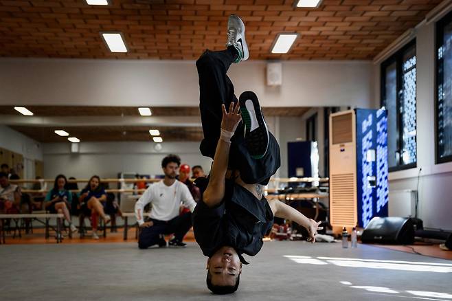 6일 프랑스 생투앙에 위치한 파블로 네루다 스포츠 센터에서 연습중인 비보이 홍텐. [AFP]