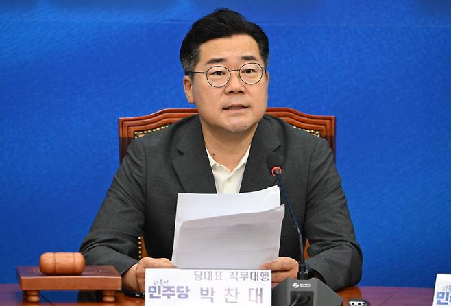 박찬대 더불어민주당 대표 직무대행 겸 원내대표가 9일 오전 서울 여의도 국회에서 열린 최고위원회의에 참석해 발언을 하고 있다. 임세준 기자