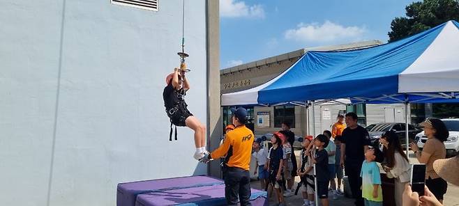 [용인=뉴시스] 양효원기자=9일 경기도특수대응단의 '청소년 소방항공학교'에 참여한 학생들이 소방 관련 체험을 하는 모습. (사진=경기도소방재난본부 제공) 2024.8.9. hyo@newsis.com *재판매 및 DB 금지