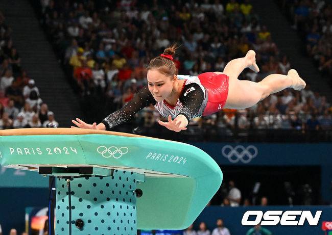 [OSEN=파리(프랑스), 최규한 기자] 여서정(22)의 메달 획득이 불발됐다. 안창옥(21) 역시 4위에 그쳤다.여서정은 3일(한국시간) 파리 베르시아레나에서 펼쳐진 파리올림픽 여자체조 도마 결선에서 1, 2차 시기 평균 13.416점을 받으며 전체 8명&nbsp;중 7위로 경기를 마쳤다. 도쿄올림픽에 이어 2연속 메달을 노렸지만, 아쉽게 실패했다.여서정이 도마 결선에 출전해 연기를 펼치고 있다. 2024.08.03 / dreamer@osen.co.kr