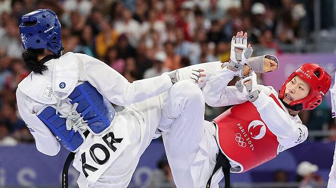 2024 파리올림픽 태권도 여자 57kg급 준결승에서 한국 김유진이 '세계랭킹 1위'인 중국의 뤄쭝스와 경기를 펼치고 있다.