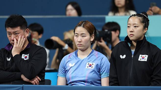 한국 오광헌 감독(왼쪽부터), 이은혜, 신유빈이 전지희와 중국 왕만위의 경기를 지켜보며 심각한 표정을 짓고 있다.