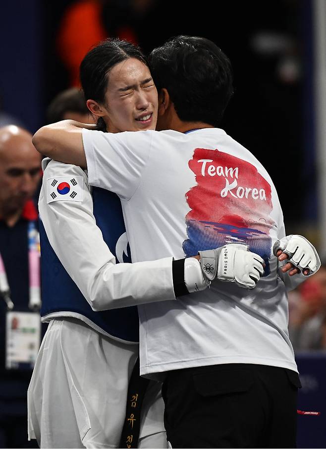 8일 오후(한국시간) 프랑스 파리 그랑 팔레에서 진행된 파리올림픽 태권도 여자 57kg급 4강 경기에서 김유진이 중국의 뤄쭝스에게 승리해 결승진출을 확정짓고 있다. 파리=올림픽사진공동취재단