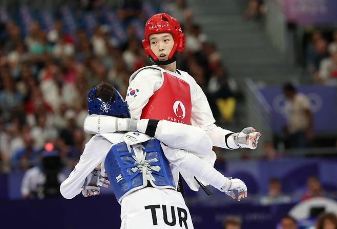 ▲ 8일(현지시간) 프랑스 파리 그랑팔레 태권도경기장에서 열린 2024 파리올림픽 태권도 여자 57kg급에서 김유진이 세계랭킹 5위를 시작으로 4위, 1위, 2위를 차례차례 꺾으면서 금메달을 차지했다. 세계태권도연맹(WT) 상위 랭커가 아니어서 금메달 가능성을 높게 보지 않았던 김유진인데 상위 랭커를 모두 제압하는 자이언트 킬링을 달성하며 이 체급 16년 만의 금메달 주인공이 됐다.. ⓒ 연합뉴스