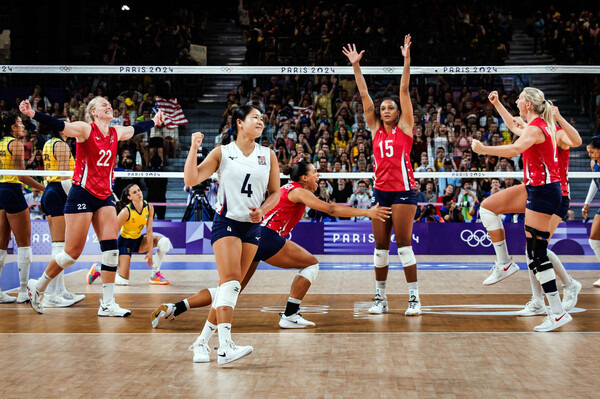 2024 파리올림픽 '미국 女배구 결승 진출, 기뻐하는 선수들.(사진출처=FIVB)