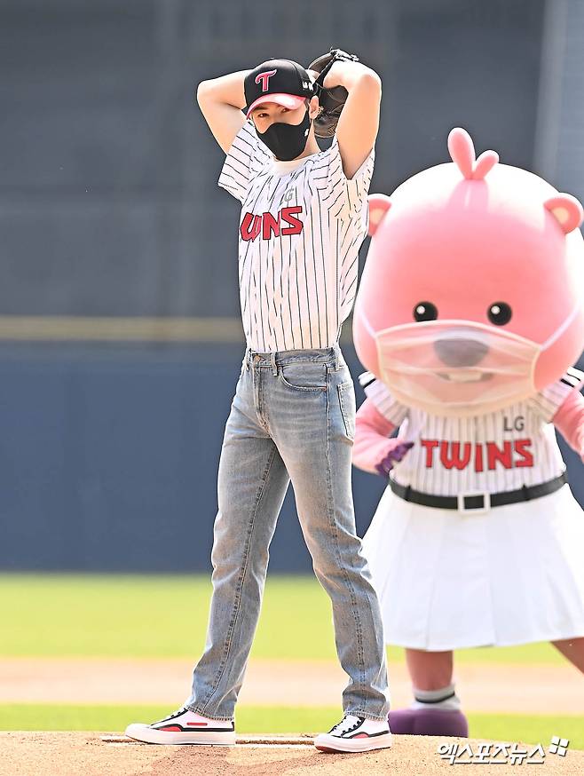 10일 오후 서울 송파구 잠실야구장에서 열린 ‘2021 신한은행 SOL KBO 리그’ SSG 랜더스와 LG 트윈스의 경기에 앞서 아스트로 차은우가 시구를 선보이고 있다. 엑스포츠뉴스DB