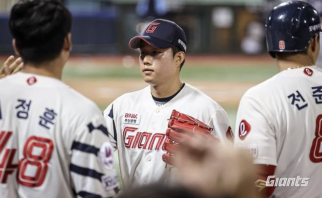 롯데 투수 김강현(가운데)은 최근 안정적인 활약으로 불펜에 큰 힘이 되어주고 있다. 롯데 자이언츠