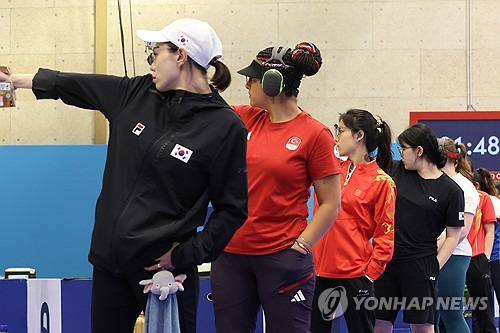 연합뉴스에 따르면 2024 파리 올림픽 여자 10m 공기권총 은메달리스트 김예지는 9일 전북 임실군 전북특별자치도 종합사격장에서 열린 기자회견에서 과로로 인해 인터뷰 중 경련과 함께 쓰러졌다. 김예지는 응급처치를 받은 후 곧바로 병원으로 후송됐는데, 과로로 인해 휴식이 필요하다는 진단을 받은 것으로 알려졌다. 연합뉴스