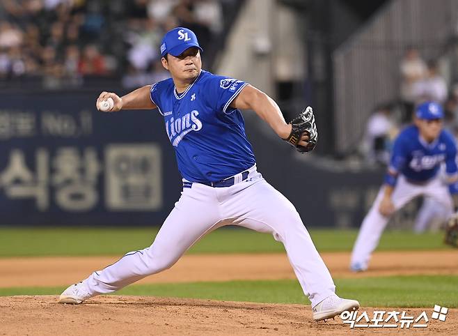 14일 오후 서울 송파구 잠실야구장에서 열린 '2024 신한 SOL뱅크 KBO리그' 삼성 라이온즈와 두산 베어스의 경기, 9회말 삼성 오승환이 공을 힘차게 던지고 있다. 엑스포츠뉴스 DB