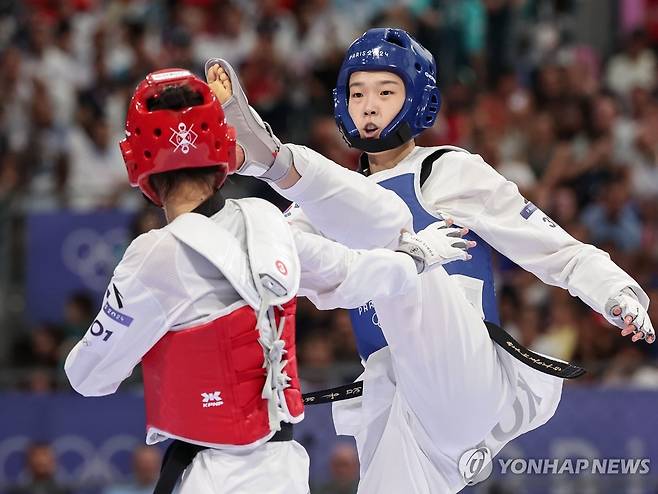 김유진, '세계랭킹 1위'에 굴하지 않고 공격 (파리=연합뉴스) 신준희 기자 = 8일(현지시간) 프랑스 파리 그랑팔레 태권도경기장에서 열린 2024 파리올림픽 태권도 여자 57kg급 준결승에서 한국 김유진이 '세계랭킹 1위'인 중국의 뤄쭝스와 경기를 펼치고 있다. 2024.8.8 hama@yna.co.kr