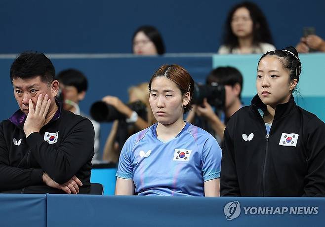 심각한 표정의 한국대표팀 (파리=연합뉴스) 임화영 기자 = 8일(현지시간) 프랑스 파리 사우스파리 아레나에서 열린 2024 파리올림픽 탁구 여자 단체전 4강전 한국과 중국의 경기. 
    한국 오광헌 감독(왼쪽부터), 이은혜, 신유빈이 전지희와 중국 왕만위의 경기를 지켜보며 심각한 표정을 짓고 있다. 2024.8.8 hwayoung7@yna.co.kr