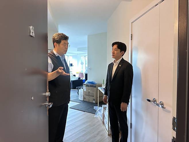 미 경찰 총격에 사망한 한인 여성 이모씨 자택  (뉴욕=연합뉴스) 이지헌 특파원 = 뉴저지주 포트리 아파트에 거주하는 한인 이모(26)씨가 지난달 28일(현지시간) 새벽 1시 25분께 자택으로 출동한 현지 경찰관이 쏜 총에 맞아 숨져 경찰의 과잉 대응 논란이 일고 있다. 8일 이씨가 거주하던 자택에서 유가족 변호를 밭은 조석진 변호사(왼쪽)가 이대우 뉴저지 한인회장에게 사건 경위를 설명하고 있다. 2024.8.8 photo@yna.co.kr
