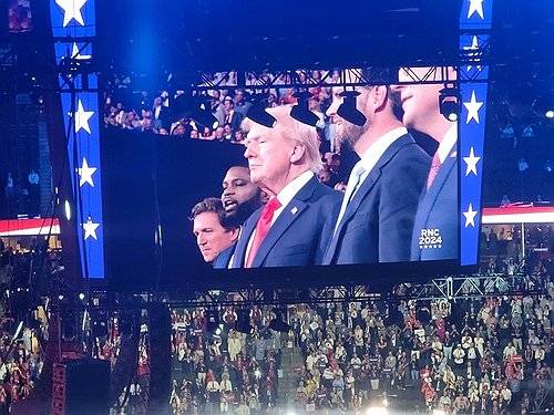 공화 전대 첫날 모습 드러낸 트럼프 전 대통령 (밀워키[미 위스콘신주]=연합뉴스) 조준형 특파원 = 공화당 전당대회 첫날인 15일(현지시간) 위스콘신주 밀워키의 파이서브포럼에 도널드 트럼프 전 미국 대통령의 모습이 화면에 비치자 청중들이 열광하고 있다. 2024.7.16 jhcho@yna.co.kr