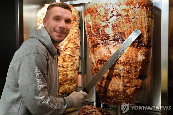 되너 가게 운영하는 전 독일 축구 국가대표 루카스 포돌스키 [EPA 연합뉴스 자료사진. 재판매 및 DB 금지]