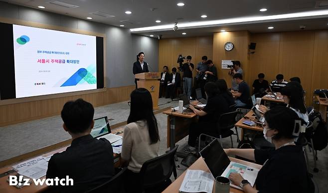 오세훈 서울시장이 9일 오전 서울 중구 서울시청에서 열린 정부 주택공급 확대 방안 관련 서울시 주택공급 확대방안 브리핑에 참석해 방안 발표를 하고 있다./사진=이명근 기자 qwe123@