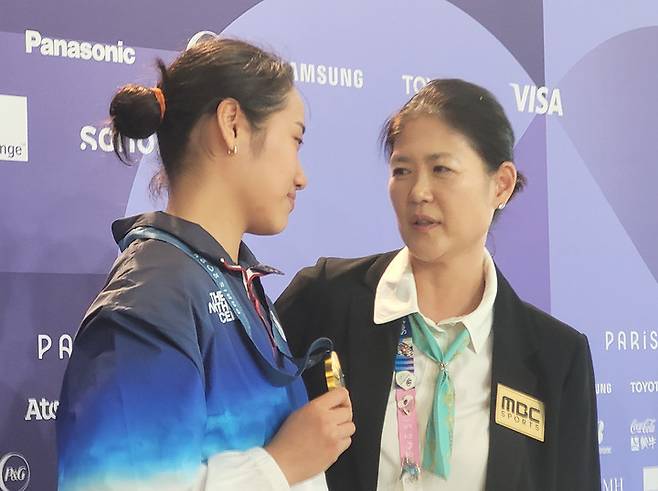 한국 배드민텬 대표팀 안세영(좌)-방수현 MBC 해설위원