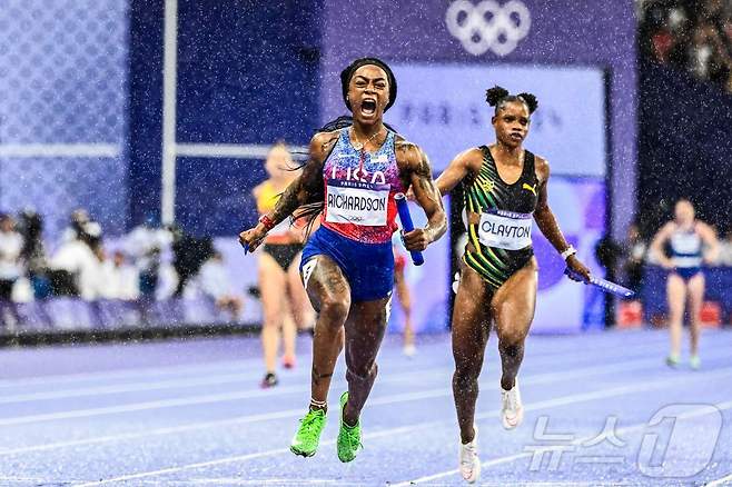 엄청난 역주로 계주 금메달을 이끈 미국의 셔캐리 리처드슨. ⓒ AFP=뉴스1