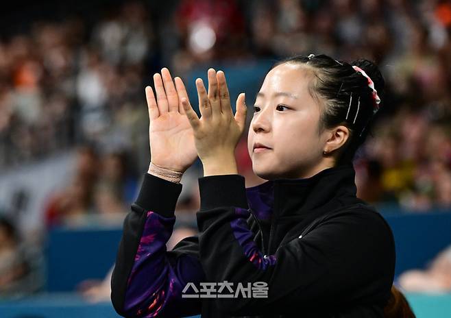 대한민국 탁구 대표팀의 신유빈이 6일 프랑스 파리 사우스 파리스 아레나4에서 열린 2024 프랑스올림픽 탁구 여자 단체 8강전 3경기에 나선 전지희를 응원하고 있다. 2024. 8. 6.  파리 | 박진업 기자 upandup@sportsseoul.com