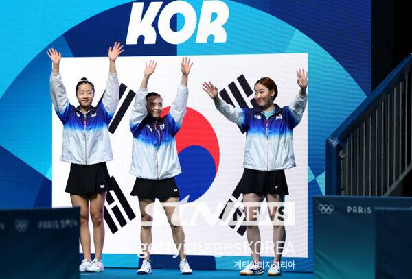 10일(이하 한국시각) 프랑스 파리 사우스 파리 아레나4에서 열린 2024 파리 올림픽 탁구 여자 단체전 동메달 결정전에서 신유빈-전지희-이은혜 한국 여자 탁구대표팀이 경기장에 등장하며 손을 흔들고 있다. 사진┃파리=게티이미지코리아