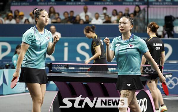10일(현지시각) 프랑스 파리 사우스 파리 아레나4에서 열린 2024 파리 올림픽 탁구 여자 단체전 동메달 결정전 1경기에서 신유빈-전지희 조가 독일 샨샤오나-완위안 조를 상대로 득점한 뒤 기뻐하고 있다. 사진┃파리=뉴시스