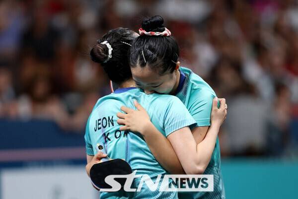 10일(이하 한국시각) 프랑스 파리 사우스 파리 아레나4에서 열린 2024 파리 올림픽 탁구 여자 단체전 동메달 결정전 1경기에서 신유빈-전지희 조가 독일 샨샤오나-완위안 조를 상대로 경기를 펼치고 있다. 사진┃파리=게티이미지코리아