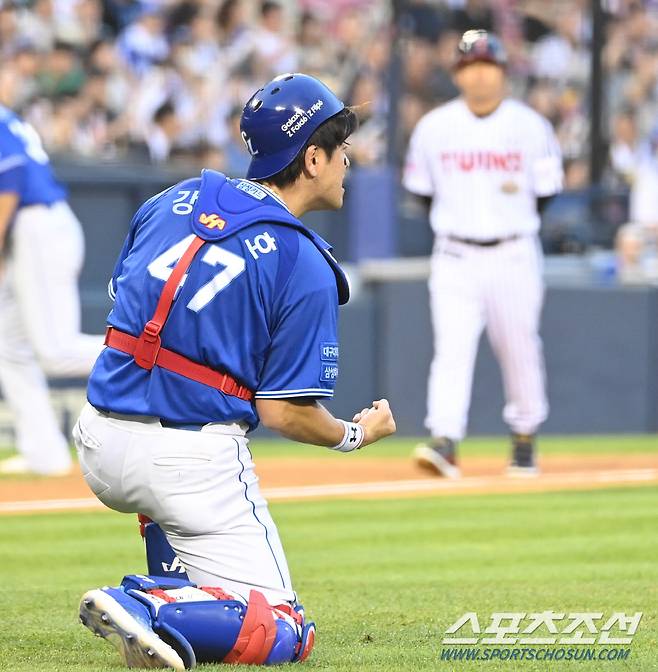 1일 잠실야구장에서 열린 삼성과 LG의 경기, 2회말 2사 1루 LG 김범석 타석때 삼성 포수 강민호가 1루주자 박해민의 2루 도루를 저지했다. 비디오 판독 결과 아웃으로 원심이 유지되자 기쁨을 표현하는 강민호.  잠실=허상욱 기자 wook@sportschosun.com/2024.08.01/