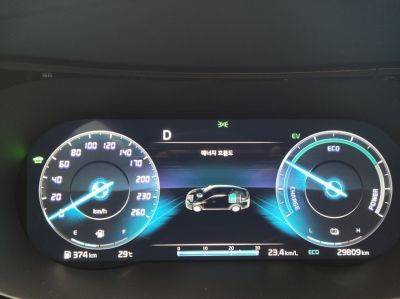 LPG 하이브리드 차량은 막히지 않는 이른 아침 출근길에서는 리터당 최대 23km의 연비를 나타냈으며 저녁 퇴근길에서는 19~20km의 연비를 보였다. 사진=강희종기자