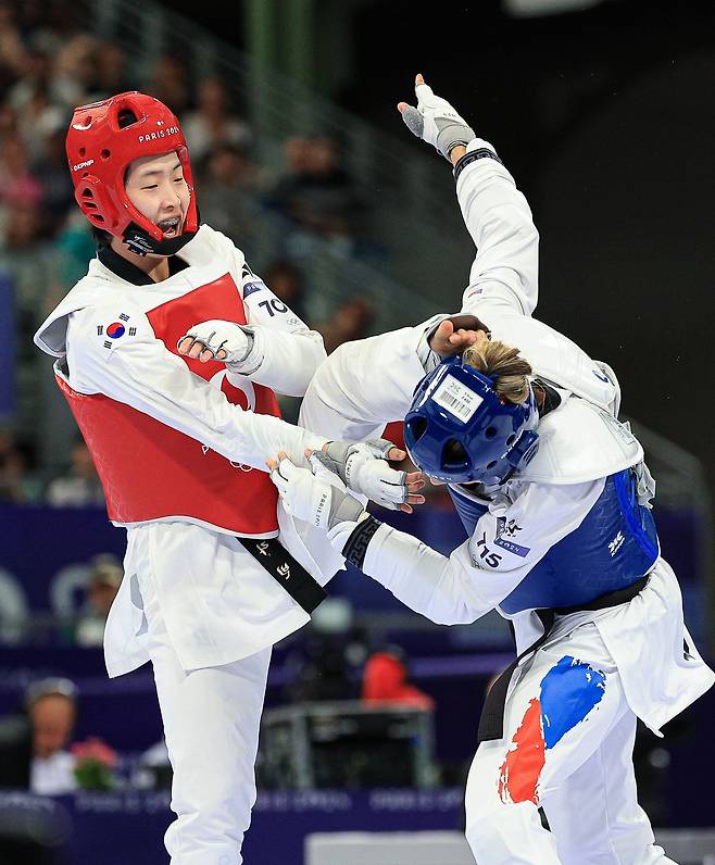 대한민국 태권도 국가대표팀 이다빈 선수가 10일 오후(한국시간) 프랑스 파리 그랑 팔레에서 진행된 2024 파리올림픽 태권도 여자 +67kg급 16강 경기에서 체코의 페트라 스톨보바 선수와 자웅을 겨루고 있다./뉴스1