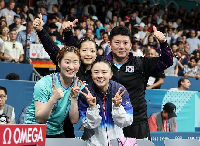 대한민국 탁구 대표팀 전지희, 신유빈, 이은혜, 오광헌 감독이 10일(한국시간) 프랑스 파리 사우스 파리 아레나4에서 열린 ‘’2024 파리올림픽‘’ 탁구 여자 단체 동메달 결정전에서 승리한 후 포즈를 취하고 있다. 2024.8.10/뉴스1