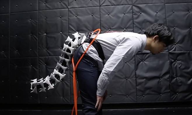 2019년 일본 게이오대 연구팀이 선보인 1m 길이의 꼬리 아크(Arque)는상반신의 움직임을 감지해 신체 균형 조절을 돕는 방향으로 움직인다. yamaen saraiji 유튜브 캡처