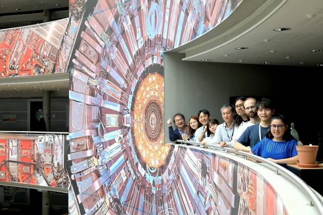 6월 13일 오전, CERN 40동에서 동아사이언스 특별취재팀이 한국 CERN팀 연구원들과 함께 포즈를 취했다. 과학동아 제공