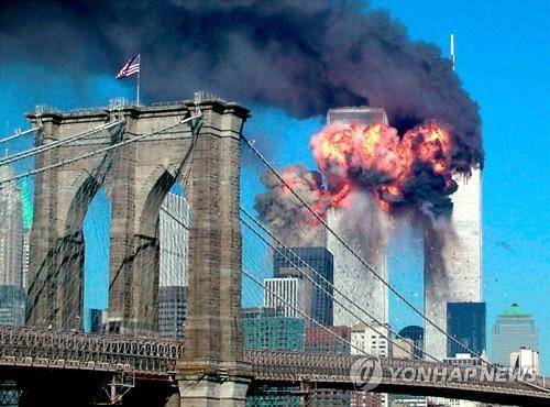 2001년 9월 11일 미국 뉴욕 세계무역센터 남쪽 건물에 여객기가 충돌한 직후 모습. [로이터=연합뉴스 자료사진]