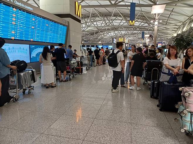 비행기 지연으로 하염없이 기다리는 승객들.