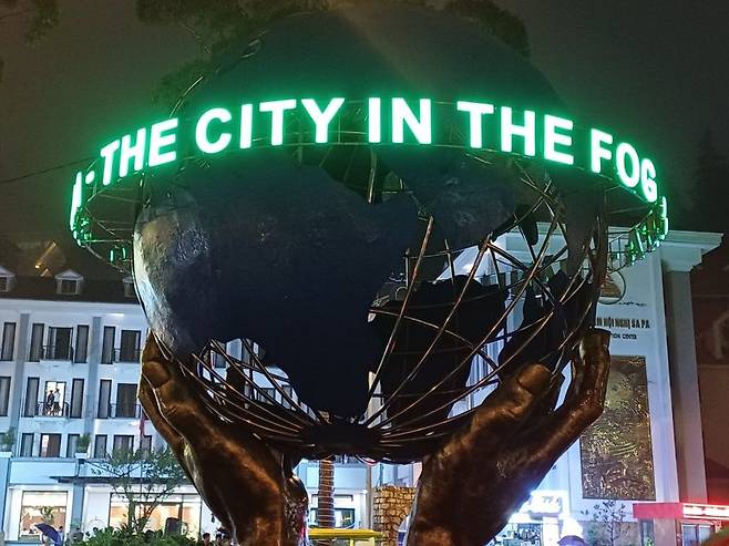 사파에 있는 조형물 '안개 속에 있는 도시'라는 글귀처럼 안개가 많이 낀다.