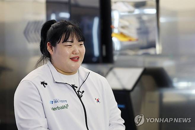 2024 파리 올림픽 역도 국가대표 박혜정이 30일 오후 서울 서초구 데상트 서울에서 열린 대한역도연맹-데상트 공식 스폰서십 조인식을 마친 뒤 취재진과 인터뷰하고 있다. / 사진 = 연합뉴스