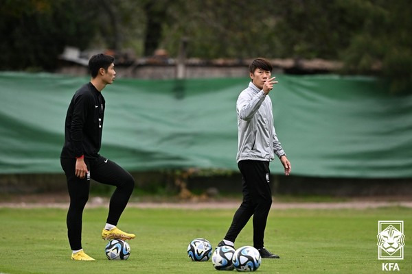 이영준(왼쪽)과 김은중 감독(당시 U20 대표팀). 대한축구협회 제공