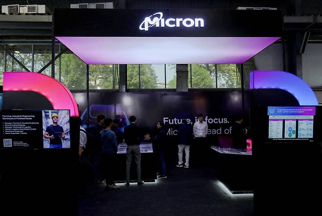 미국 마이크론은 2023년 9월 구자라트에 28억달러 규모의 반도체 공장을 착공했다. 인도 정부는 ‘인도 반도체 미션’을 통해 반도체 공장을 유치 중이다. REUTERS