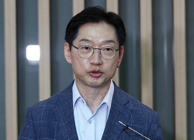 김경수 전 경남지사가 6월14일 인천공항에서 영국 런던으로 출국하기 전 기자들의 질문에 답하고 있다. 뉴스1