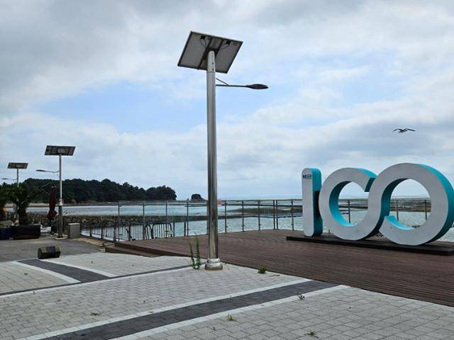 5일 찾은 경기 화성시 서신면 백미리 어촌마을 입구. ‘100미리’라고 쓰인 입간판을 지나면 해안의 드넓은 갯벌과 탁 트인 바다가 보인다. 이종구 기자