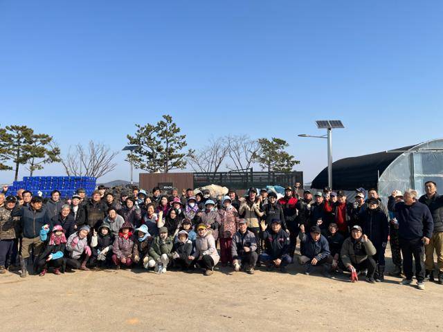 경기 화성시 서신면 백미리 어촌마을 주민들. 2000년만 해도 주민은 50여 명에 불과했으나, 귀어인들 유치에 나서면서 지금은 124명으로 늘어났다. 백미리어촌계 제공