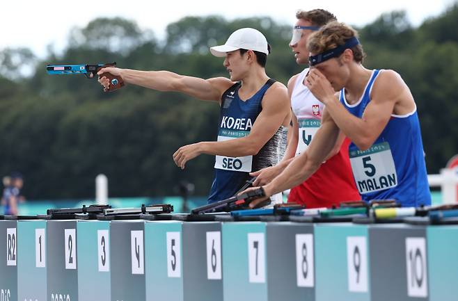 <yonhap photo-1405=""> 레이저 사격 조준하는 서창완 (베르사유[프랑스]=연합뉴스) 김인철 기자 = 9일(현지시간) 프랑스 베르사유 궁전에서 열린 2024 파리올림픽 근대5종 남자 준결승전에서 한국 서창완이 레이저 런 사격 경기를 치르고 있다. 2024.8.10 yatoya@yna.co.kr/2024-08-10 03:53:33/ <저작권자 ⓒ 1980-2024 ㈜연합뉴스. 무단 전재 재배포 금지, AI 학습 및 활용 금지></yonhap>