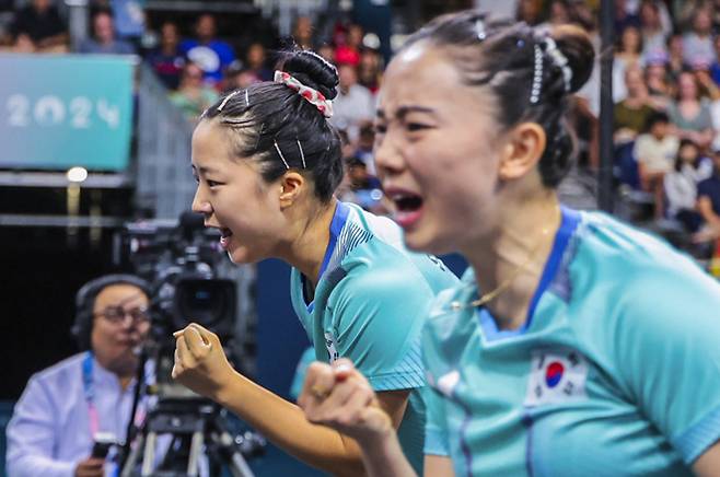 <yonhap photo-7105=""> 환호하는 신유빈과 전지희 (파리=연합뉴스) 임화영 기자 = 10일(현지시간) 프랑스 파리 사우스 파리 아레나에서 열린 2024 파리올림픽 여자 단체전 동메달 결정전에서 한국 신유빈과 전지희가 첫 번째 게임인 복식에서 독일 산샤오나와 완위안에게 점수를 따낸 뒤 환호하고 있다. 2024.8.10 hwayoung7@yna.co.kr/2024-08-10 17:56:33/ <저작권자 ⓒ 1980-2024 ㈜연합뉴스. 무단 전재 재배포 금지, AI 학습 및 활용 금지></yonhap>