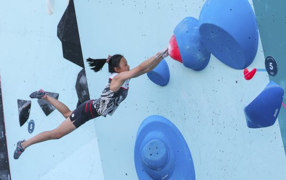 10일(현지시간) 프랑스 르브루제 클라이밍 경기장에서 열린 2024 파리올림픽 스포츠클라이밍 여자 콤바인(볼더+리드) 결선에 출전한 한국 서채현이 볼더 1코스를 공략하기 위해 몸을 날려 점프하고 있다. 연합뉴스