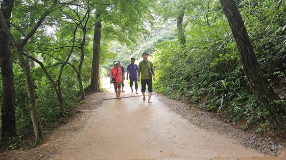 영암 기찬묏길 황톳길. 김영주 기자