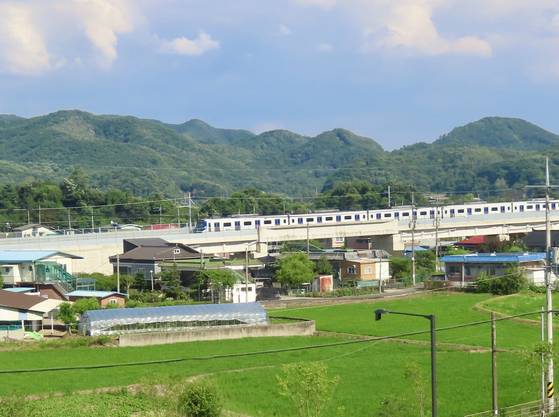 지하철 1호선 전곡역을 지나며 속도를 높인 뒤 연천역으로 들어서고 있는 전동열차. 김홍준 기자