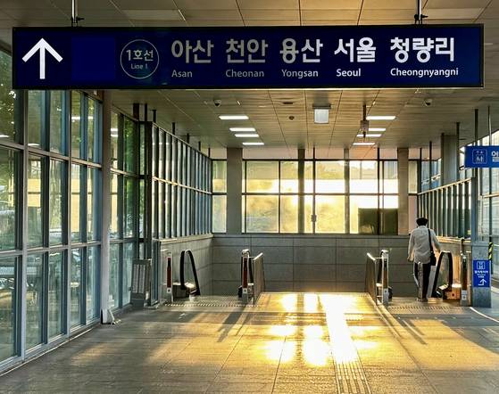 이른 아침에 지하철 1호선 남쪽 끝 신창역을 이용해 출근하는 모습. 충남 아산 신창면 행목리의 이 신창역은 2008년 1호선이 연장 개통하면서 생겼는데, 이전 장항선 구간의 신창역은 오목리에 폐역으로 남아 있다. 김홍준 기자